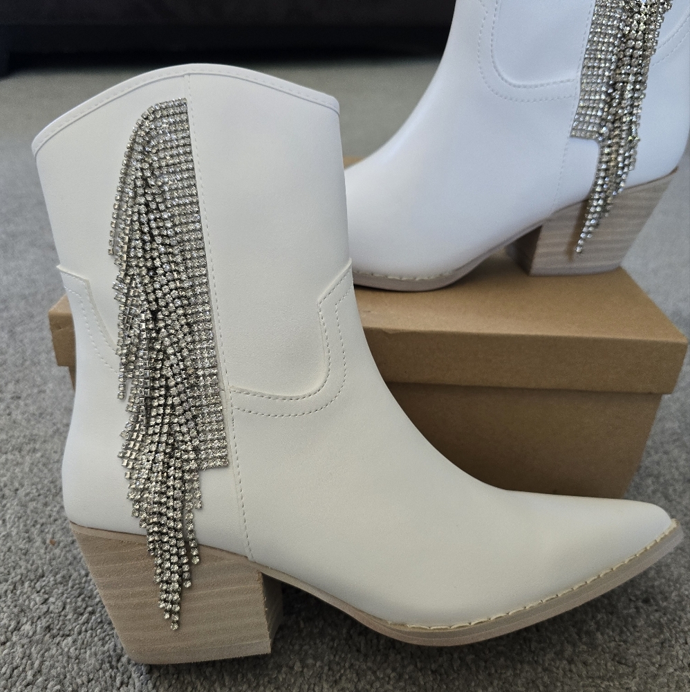 NIB Sz 6.5 Miracle Miles White Silver Cowgirl Boots with Rhinestones